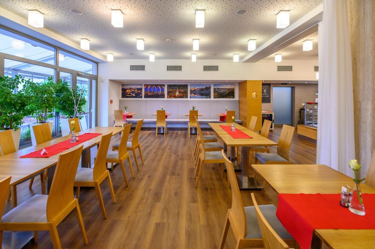 Hotel Atom Тршебич Екстер'єр фото